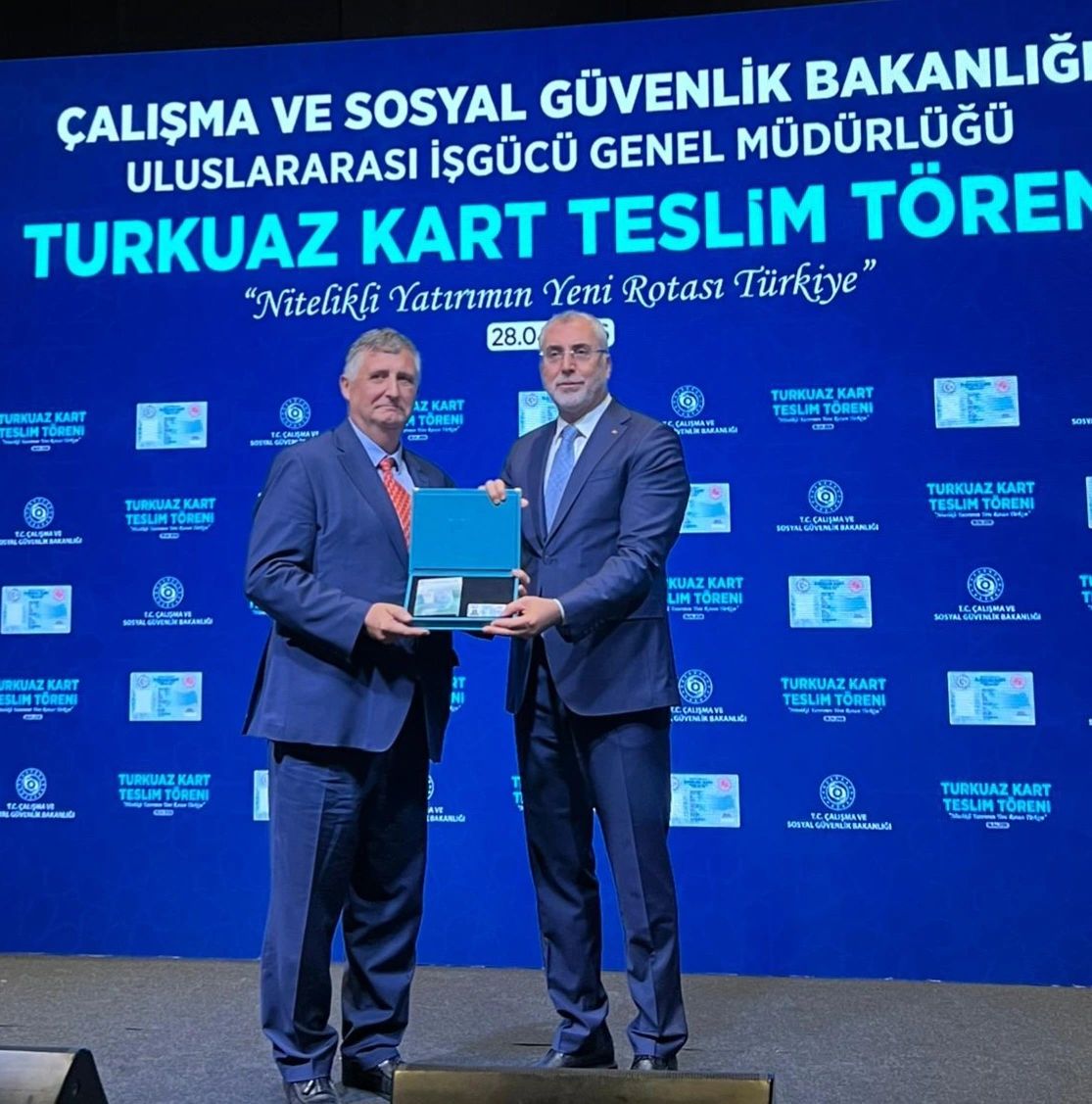 Vicente Balbín receiving the Turquoise Card from Minister Vedat Işıkhan